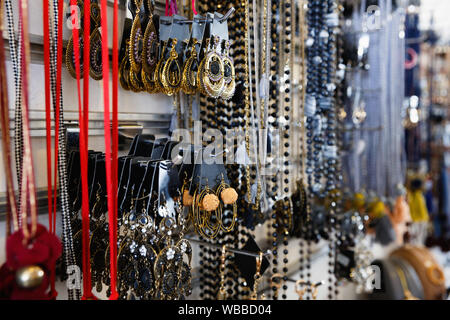 Bild der farbigen modische Bijouterie hängen auf dem Stand in den Store Stockfoto