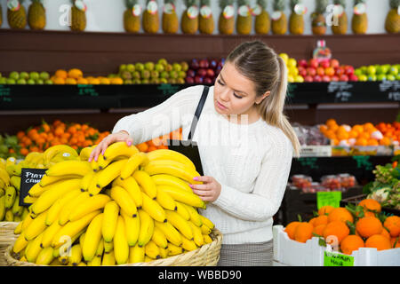 Porträt der jungen Frau herauf Früchte in Lebensmittelgeschäft Stockfoto