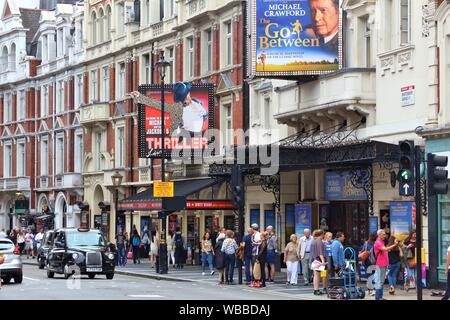 LONDON, Großbritannien - 9. JULI 2016: Menschen laufen durch Lyric Theatre und Apollo Theater im West End, London, UK. West End Theater verkauft 14,4 Millionen Tickets in 201 Stockfoto