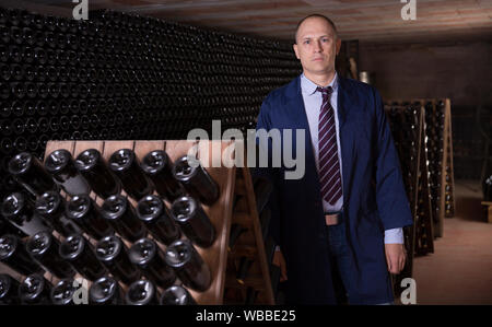 Zuversichtlich erfolgreiche Mann Winzer im eigenen Weingut vault Posing Stockfoto