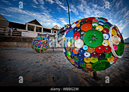 Castaways Skulptur Awards 2012, eine jährliche Ausstellung am Strand, Skulpturen aus rezyklierten Materialien geschaffen werden, damit die Betonung der n Stockfoto