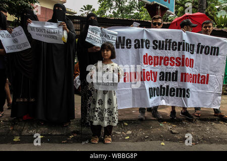 Medan, Nordsumatra, Indonesien. 26 Aug, 2019. Asylbewerber aus verschiedenen Ländern, darunter auch Somalia sammelte Holding Banner außerhalb des Hohen Kommissars der Vereinten Nationen für Flüchtlinge (UNHCR) Büro in Medan, Nordsumatra am 26 August, 2019. Hunderte Einwanderer inszenierte Demonstrationen als eine Form der Ressentiments gegenüber UNHCR, die war nicht sie Asyl Ziele gesendet, wie Australien, Neuseeland, Amerika und Kanada. In der Tat, Sie haben 7 Jahre in einem Tierheim Lage in Medan zu leben. Credit: Albert Ivan Damanik/ZUMA Draht/Alamy leben Nachrichten Stockfoto