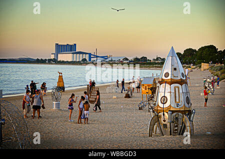 Castaways Skulptur Awards 2012, eine jährliche Ausstellung am Strand, Skulpturen aus rezyklierten Materialien geschaffen werden, damit die Betonung der n Stockfoto