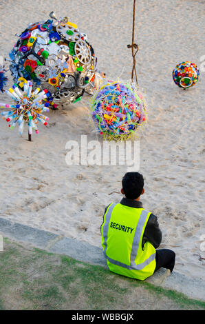 Castaways Skulptur Awards 2012, mit Sicherheit Schutz ein Auge auf die Exponate. Die jährliche Ausstellung am Strand von Rockingham erfordert sculptu Stockfoto