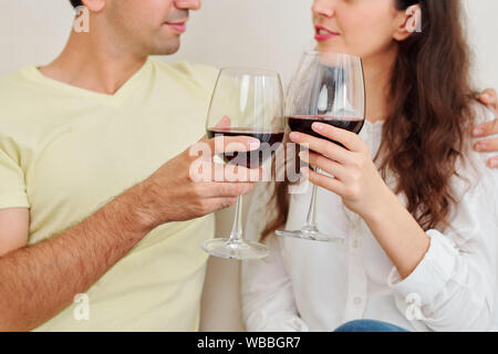 7/8 Image der jungen Paar beim romantischen Abend zu Hause mit lecker Rotwein Stockfoto