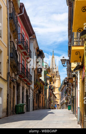 Blick auf die Altstadt gasse von Oviedo City die gotische Kathedrale von San Salvador an sonnigen Sommertagen, Asturien, Spanien Stockfoto