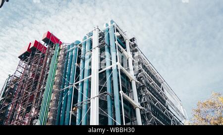 Low-Angle-Aufnahme des Architekturgebäudes in der Bibliothek des Centre Pompidou in Paris, Frankreich Stockfoto