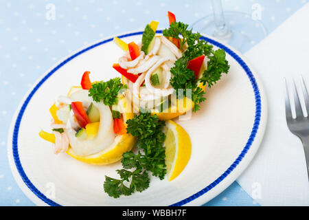 Köstliche Meeresfrüchte und Gemüse Salat mit Tintenfischen, Gurken, Paprika mit Olivenöl und griechischen Joghurt Dressing Stockfoto