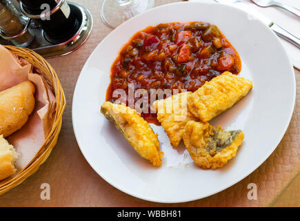 Mehl - Frittierter Kabeljau serviert mit Ratatouille - spanischen Fischgericht Stockfoto