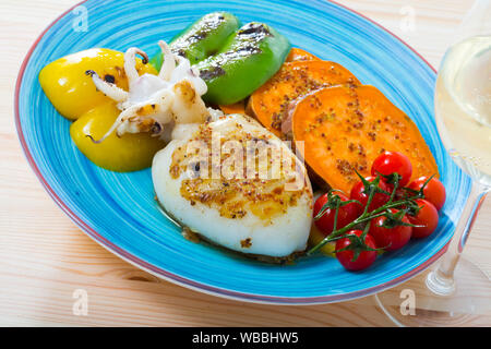 Fotografie der Platte mit Sepia auf einem Grill gebraten mit Paprika, gekochte batat und Honig-Senf-Soße im Restaurante. Stockfoto