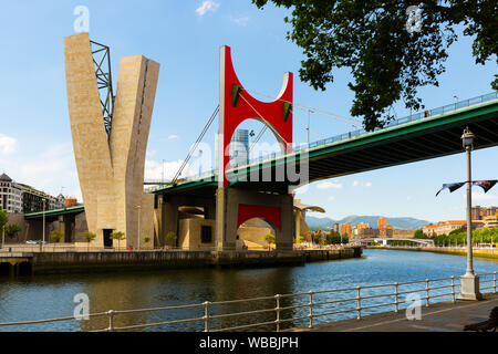Blick auf die Brücke von La Salve über den Fluss Nervion in Bilbao, Spanien Stockfoto