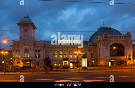 Nacht Bahnhof Vitebsky Bahnhof in St. Petersburg, Russland Stockfoto