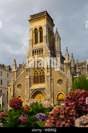 Blick auf beeindruckende Katholische Kirche, Pfarrei St. Eugenie von Notre-Dame du Rocher, Biarritz, Frankreich Stockfoto