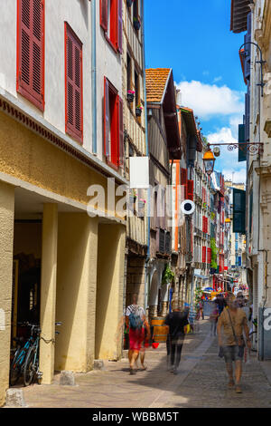 Traditionelle bunte Bauten der Stadt im Sommer Tag Bayonne, Frankreich Stockfoto