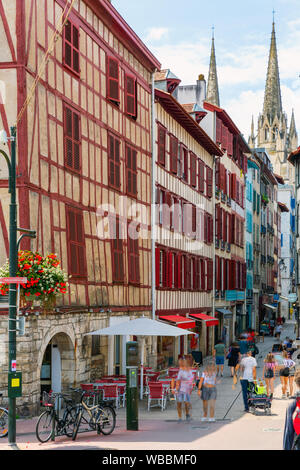Traditionelle bunte Bauten der Stadt im Sommer Tag Bayonne, Frankreich Stockfoto