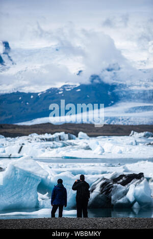 Touristen, die in der jökulsárlón See Islands Stockfoto