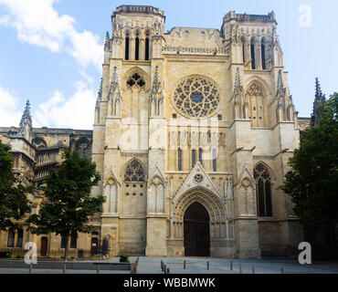 Sommer Blick an den Bau der Kathedrale von Bordeaux, die Römisch-katholische Kirche in der französischen Stadt Bordeaux. Stockfoto