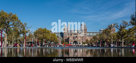 Amsterdam, Holland, August 2019, Rijksmuseum Schuß an niedrigen Winkel reflektieren, das Wasser in den Teich vor der ich Amsterdam anmelden, wo der Tourist Stockfoto