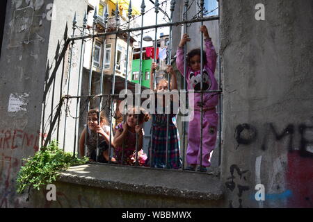 Nicht identifizierte Kinder syrische Flüchtlinge stehen auf der Straße Stockfoto