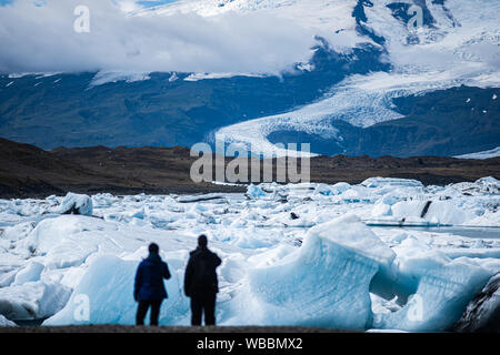 Touristen, die in der jökulsárlón See Islands Stockfoto