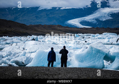 Touristen, die in der jökulsárlón See Islands Stockfoto