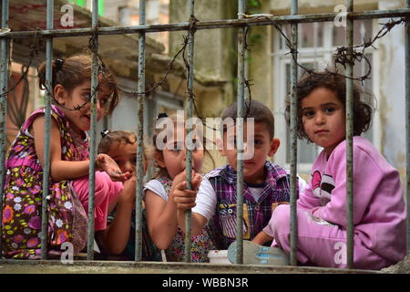 Nicht identifizierte Kinder syrische Flüchtlinge stehen auf der Straße Stockfoto