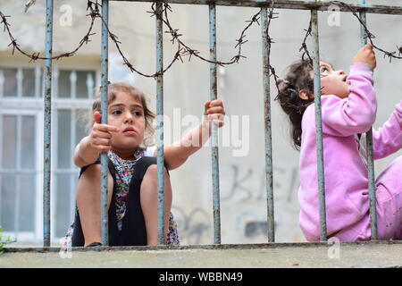 Nicht identifizierte Kinder syrische Flüchtlinge stehen auf der Straße Stockfoto