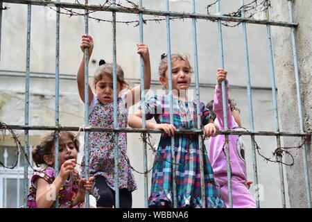 Nicht identifizierte Kinder syrische Flüchtlinge stehen auf der Straße Stockfoto