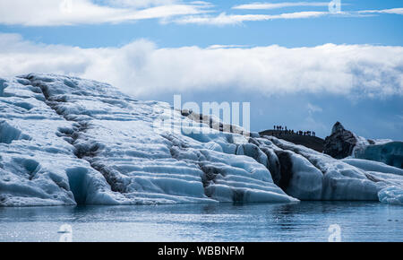 Touristen, die in der jökulsárlón See Islands Stockfoto