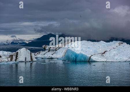 Panorama der Jökulsárlón See mit seinem eisbrocken auf dem Wasser schwimmend, Island Stockfoto