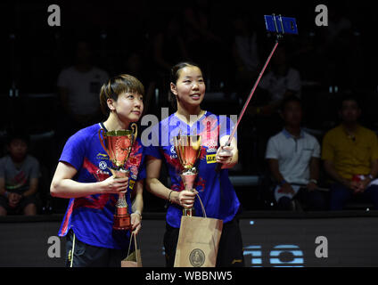 Olomouc, Tschechische Republik. 24 Aug, 2019. Von links Chinas GU Yuting und MU Zi gewinnen Frauen verdoppelt Titel Tischtennis der Czech Open 2019 die ITTF World Tour, in Olomouc, Tschechische Republik, 25. August 2019. Credit: Ludek Perina/CTK Photo/Alamy leben Nachrichten Stockfoto