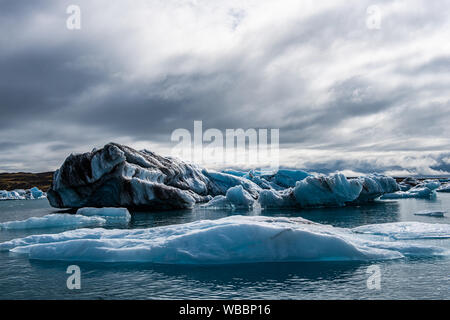 Panorama der Jökulsárlón See mit seinem eisbrocken auf dem Wasser schwimmend, Island Stockfoto