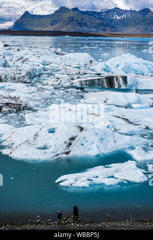 Touristen, die in der jökulsárlón See Islands Stockfoto