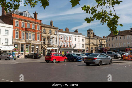 Devizes, Wiltshire, England, UK. August 2019. Der Markt in dieser alten englischen Markt Stadt mit interessanten alten Gebäuden. Stockfoto