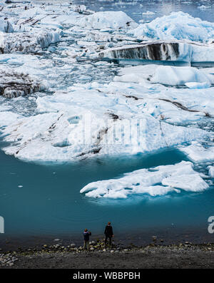 Touristen, die in der jökulsárlón See Islands Stockfoto