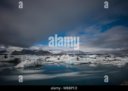 Panorama der Jökulsárlón See mit seinem eisbrocken auf dem Wasser schwimmend, Island Stockfoto