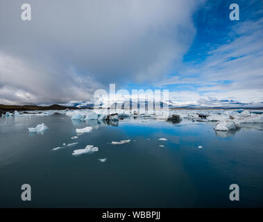 Panorama der Jökulsárlón See mit seinem eisbrocken auf dem Wasser schwimmend, Island Stockfoto