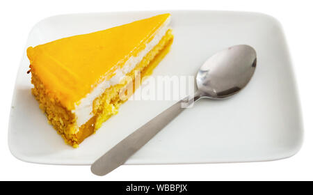 Stück leckeren Kuchen mit Käse Mousse dekoriert mit Mango Gelee. Auf weissem Hintergrund Stockfoto