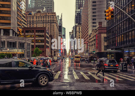 New York City, USA, März 2019, städtische Szene auf der 7. Avenue an einem regnerischen Tag in Manhattan Stockfoto