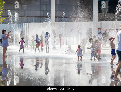 Kinder Abkühlung im Brunnen in Centenary Square, Birmingham, UK, auf den heißesten August Bank Holiday Auf der Aufzeichnung Stockfoto