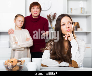 Porträt der jungen Mutter verärgert nach mit kleinen Tochter hinter stehend mit grandma Streit Stockfoto