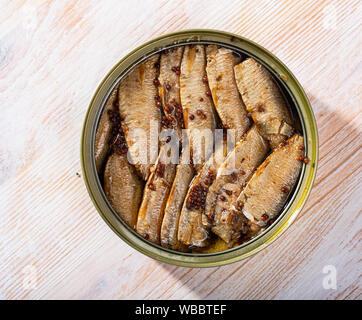 Bild des kleinen Dosen geräucherten Sardinen aus Riga in offenen Blechdose, niemand Stockfoto