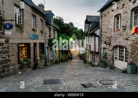 Dinan, Frankreich - 23. Juli 2018: Die alten gepflasterten Straße mit mittelalterlichen Häusern in der Dämmerung, Bretagne Stockfoto