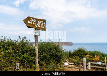 Cap Frehel, Frankreich - 24. Juli 2018: Wegweiser auf dem Weg zum Cap Frehel und Fort La Latte. Bretagne, Frankreich Stockfoto