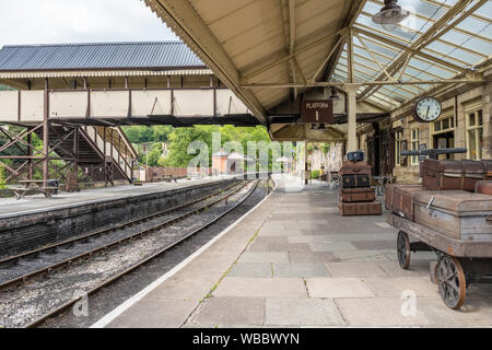 Llangollen, Denbeighshire, Wales - 22. Mai 2019. Gepäck Trunks warten auf einem Trolley auf der Plattform von Llangollen Eisenbahnen, einer Museumsbahn von v Stockfoto