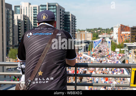 Wölfe Coral das Endspiel um den Challenge Cup 2019 im Wembley Stadium - Widnes Wikinger Anhänger Uhren Ventilatoren entlang Wembley Weg Stockfoto