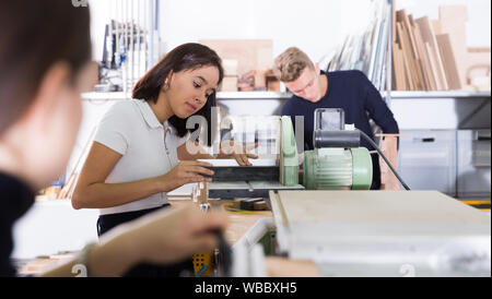 Junge weibliche Architekt polieren Elemente der zukünftigen architektonischen Modell im Design Bureau Stockfoto