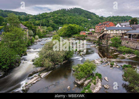 Lange Belichtung Bild des Flusses Dee fließt, die Station der Llangollen Railway in Denbighshire im Nordosten von Wales Stockfoto