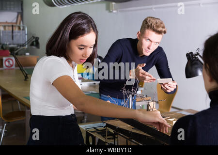 Junge weibliche Architekten arbeiten mit Team in Design Bureau, Erstellen von neuen Architekturmodell Stockfoto