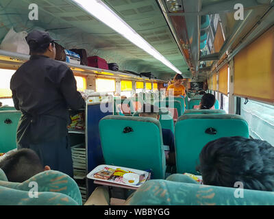 Agra, Indien - 13. August 2019: Food Service von Indian Railways auf Shatabdi Express Zug Stockfoto